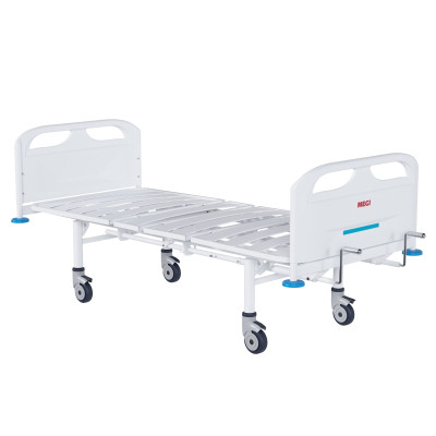 Кровать медицинская функциональная 4-секционная МЕГИ МСК-3103Л с винтовой механической регулировкой, пластиковыми спинками, ложе -пластиковые ламели, на колесах